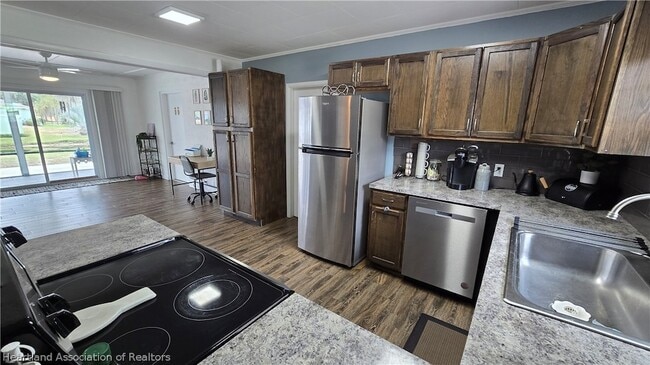 Building Photo - 639 Killarney Dr