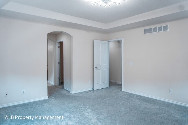 Building Photo - 10590 Pearlwood Cir