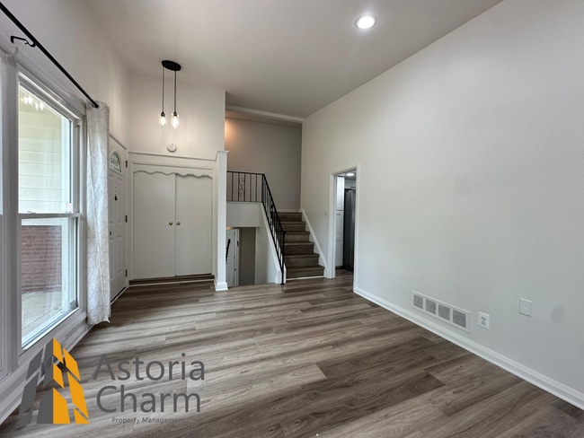 Building Photo - Spacious 4 Bedroom + Den Home with Private...