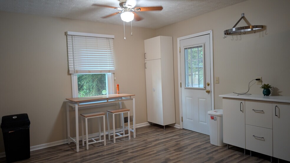 Building Photo - Room in House on Karl Ct