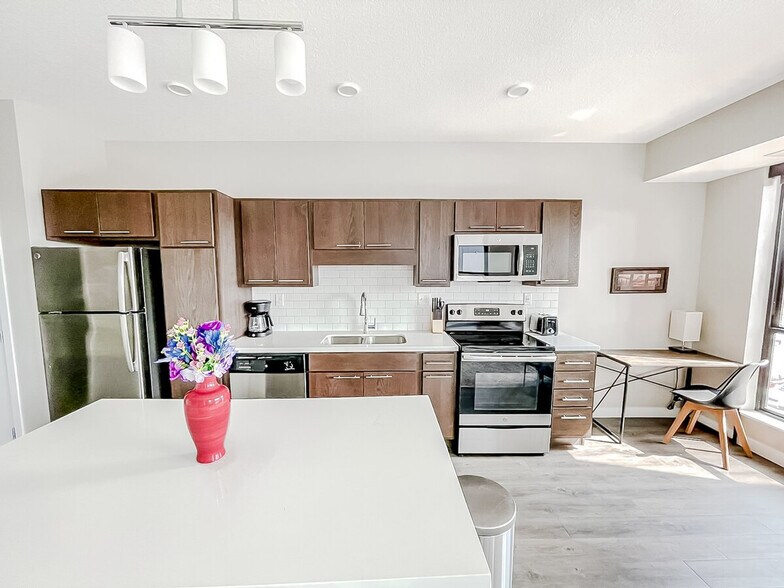 Building Photo - 1400 E Walnut St