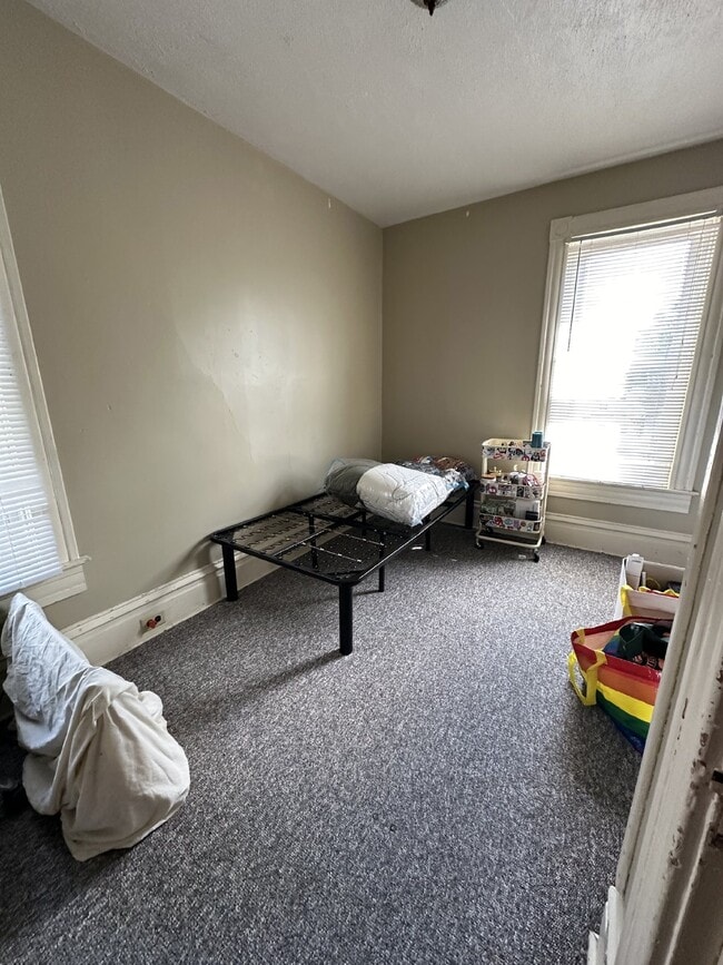Building Photo - Superb 3 Bed 2 Bath close to UWEC! Availab...