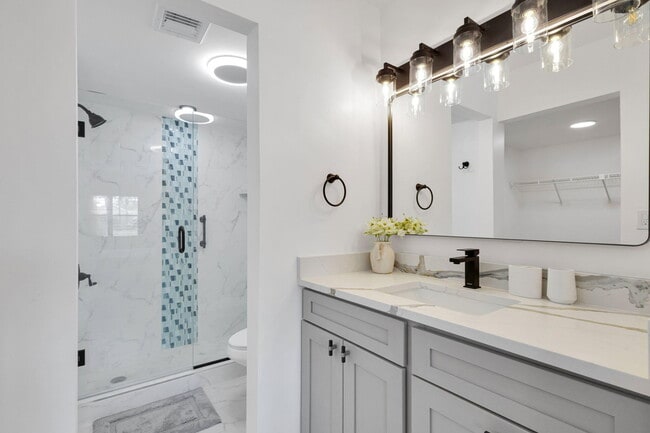 Building Photo - 12911 Briarlake Dr