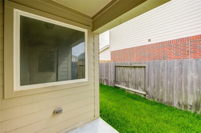 Building Photo - 14839 Fir Knoll Way