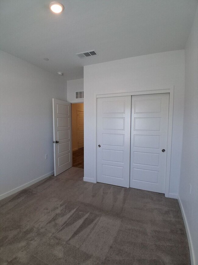 Building Photo - Beautifully Built Home! 3 bed, 2 bath