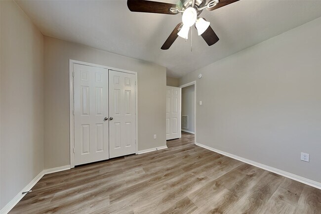 Building Photo - 31110 Silver Village Dr