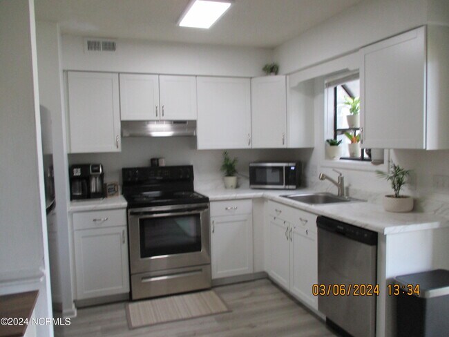 Building Photo - 4169 Spirea Dr