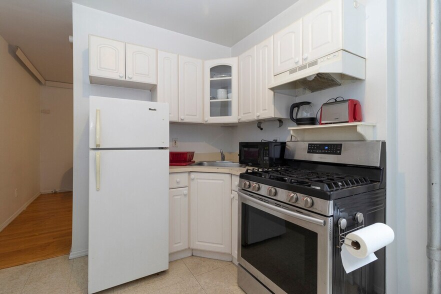 Building Photo - 1676 3rd Ave