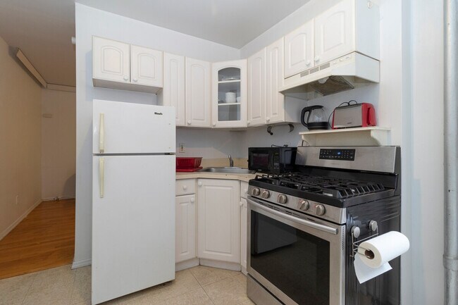 Building Photo - 1676 3rd Ave