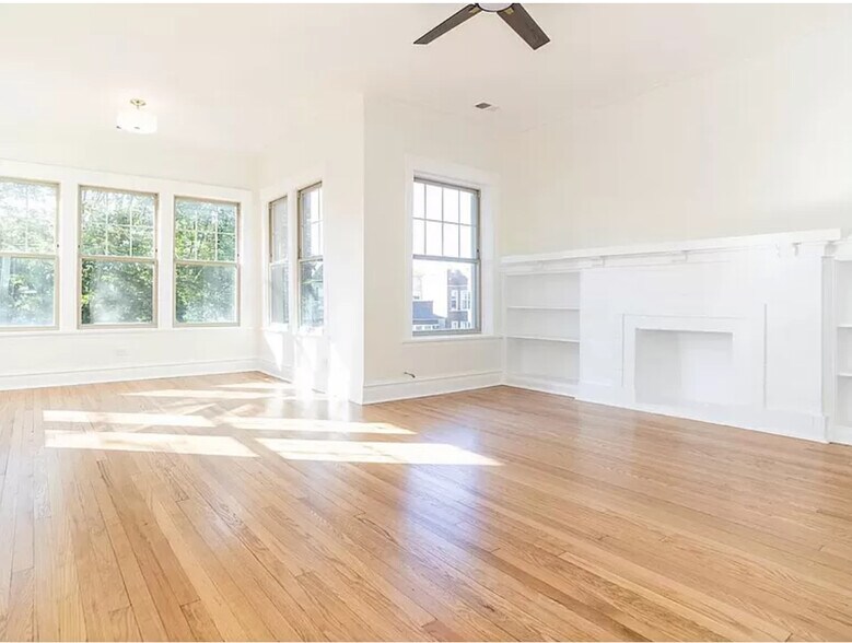 Living room with sun room - 6513 N Bosworth Ave