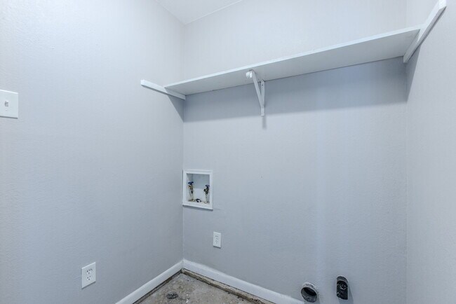 Building Photo - 6824 Edmond Ave