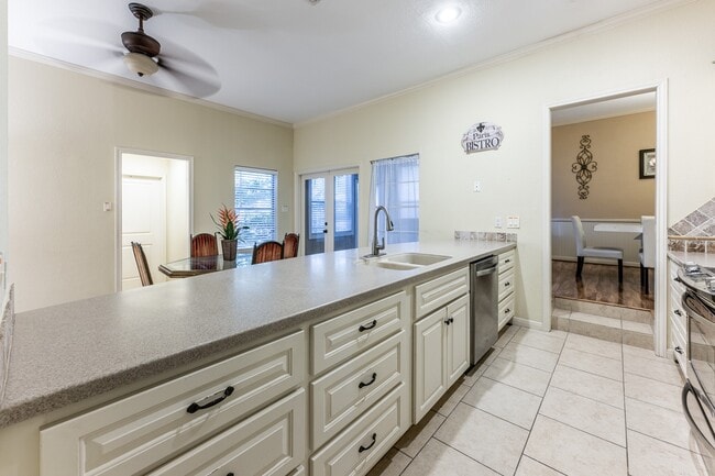 Building Photo - 422 River Oaks Dr