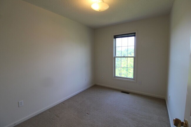 Building Photo - Liberty square end unit townhome for rent!