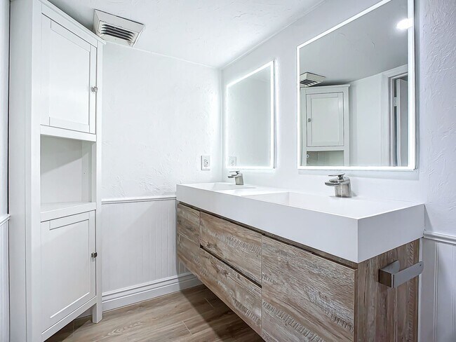 Building Photo - Stunning Penthouse Rental with Intracoasta...