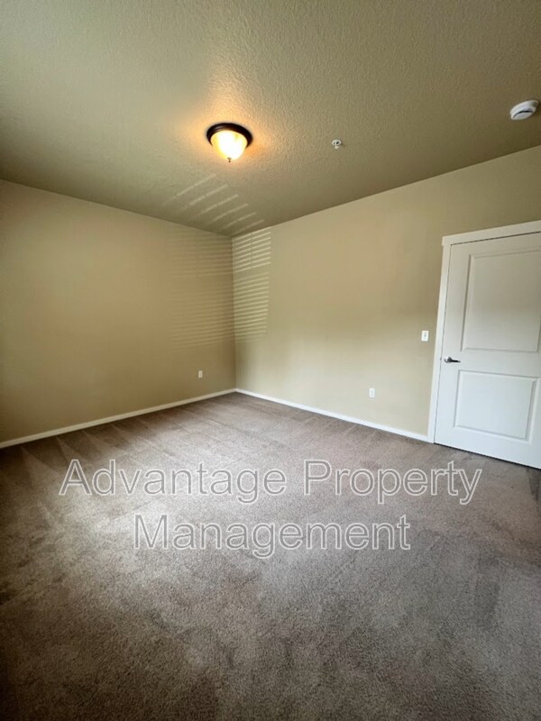 Building Photo - 523 Catron St N