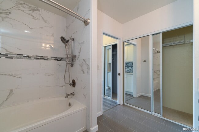Building Photo - Spacious, Clean, Renovated 2BR/2BA/2Pkg in...