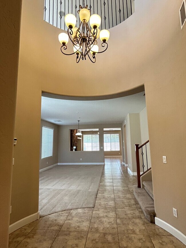 Building Photo - 300 W Wisteria Pl