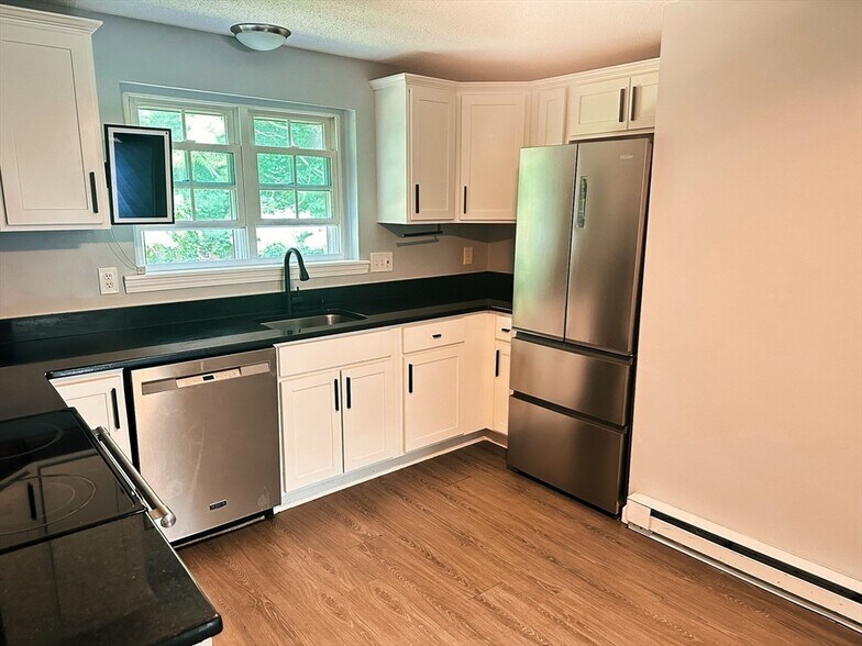 Building Photo - 4 Maple Crest Cir