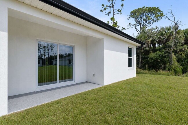 Building Photo - Spacious 3-Bedroom Duplex Oasis with 2 Full Baths in Port Charlotte – Your Ideal Retreat Awaits!