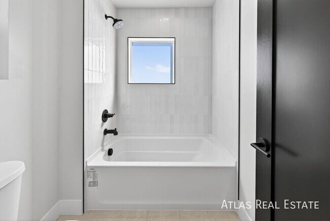 Building Photo - 830 Cherry St