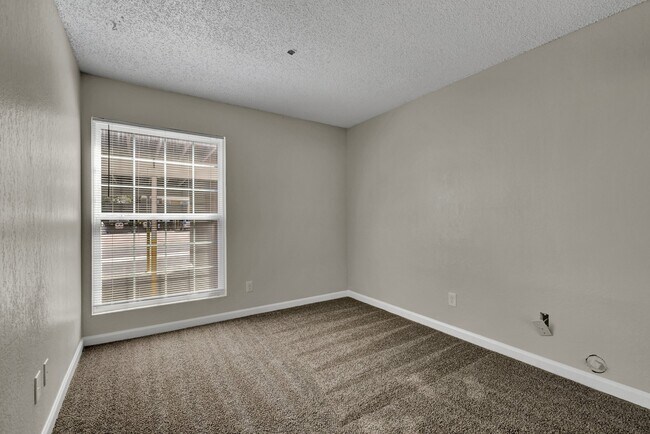 Building Photo - 3140 Van Teylingen Dr