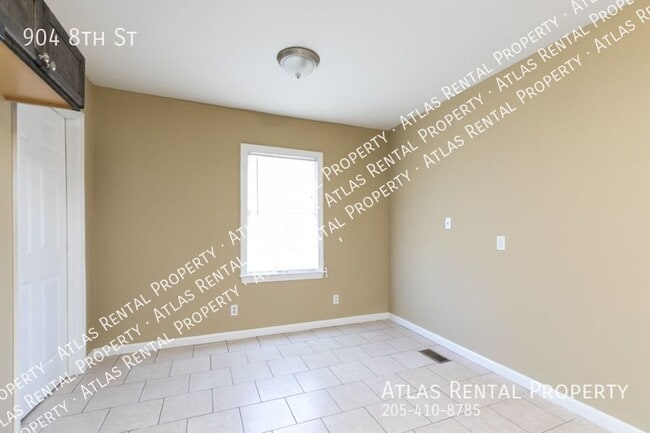 Building Photo - 904 8th St