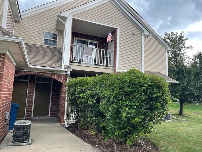 Building Photo - Shelby TWP 2-BR, 2-BA with Attached Garage...