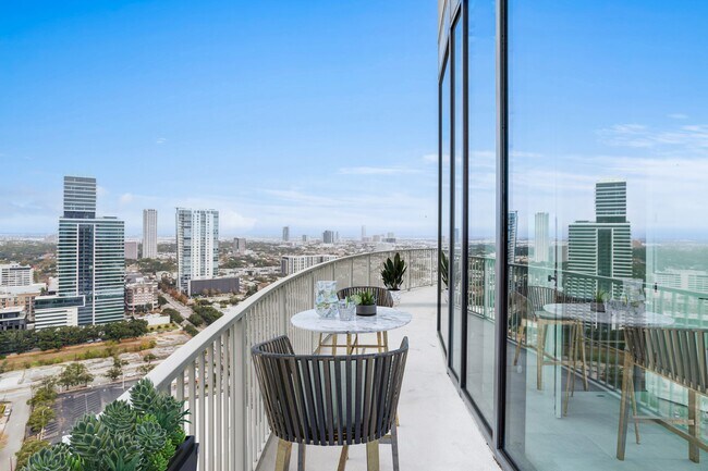 Building Photo - Sleek & Stylish 2/2 in the Heart of Downtown