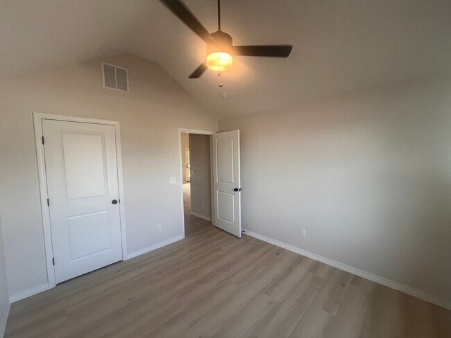 Building Photo - Beautiful, brand-new, 3-bedroom, 2-bath home in Nixa with a 3-car garage.
