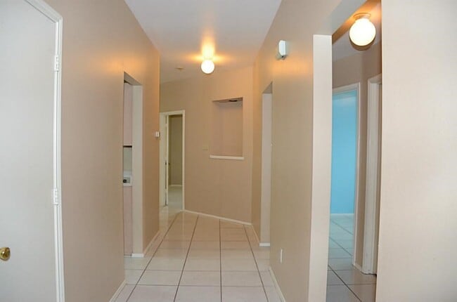 Building Photo - 719 Willow W Dr