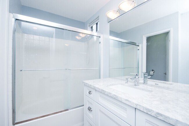 Building Photo - Beautiful Townhouse in the desirable Anaheim Packing District!