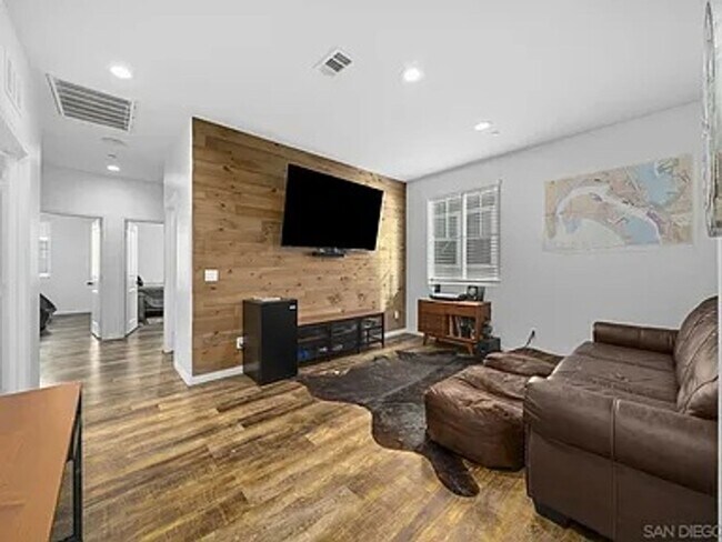 Building Photo - 524 Heron Ln