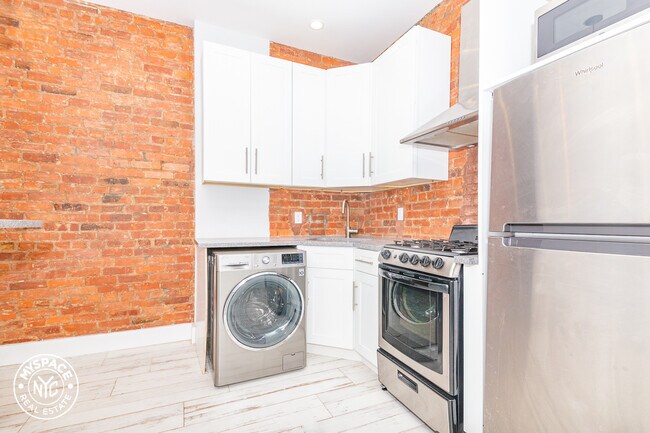 Building Photo - 75 Varet St