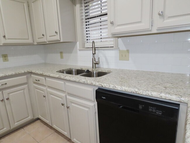 Building Photo - Whitehouse ISD! Beautifully Updated 3 Bedr...
