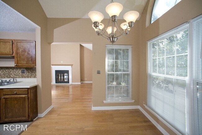Building Photo - 2 br, 2 bath House - 1039 Stones Throw