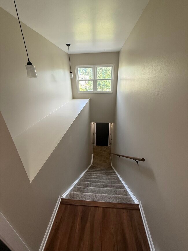 Building Photo - 514 Root Ave