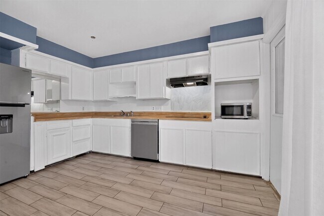Building Photo - 7205 Beechnut St