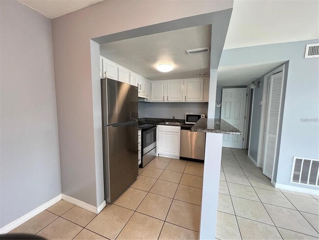 Building Photo - 2535 N Alafaya Trail