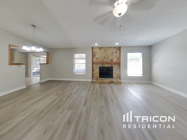 Building Photo - 1020 Red Oak Cir