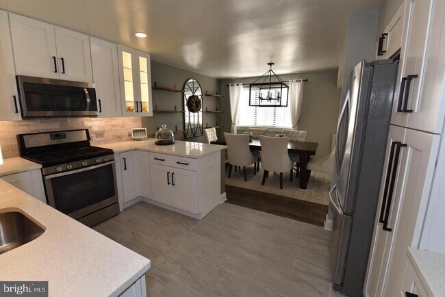 Building Photo - 1666 Parkcrest Cir