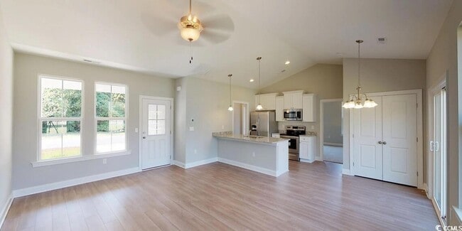 Building Photo - 5 Racquet Club Dr