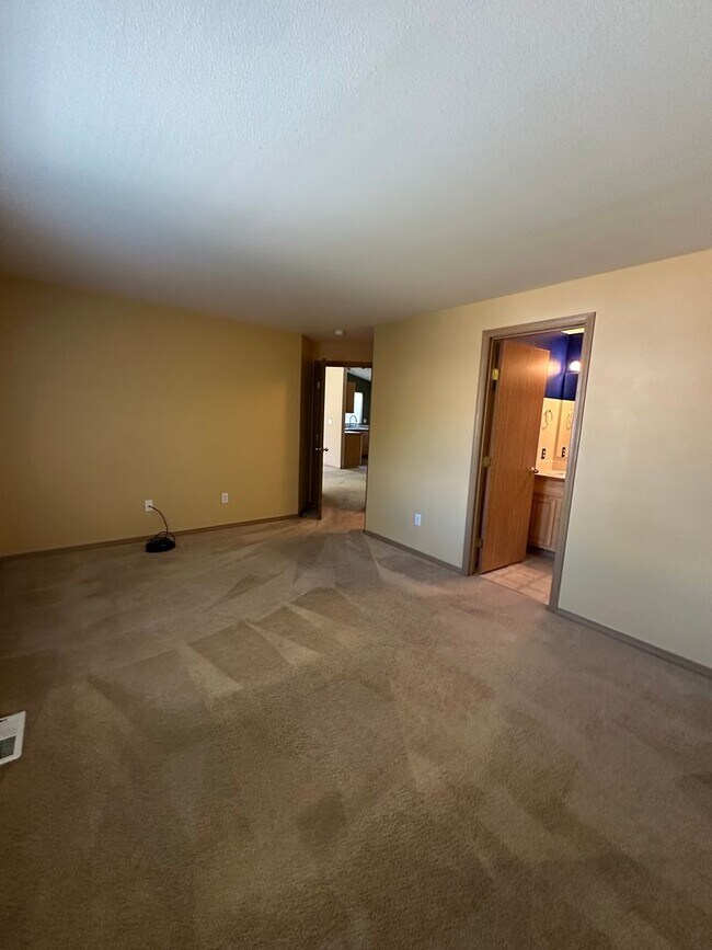 Building Photo - 3 BedRoom , 2 Bathroom , 2 Car Garage , AC