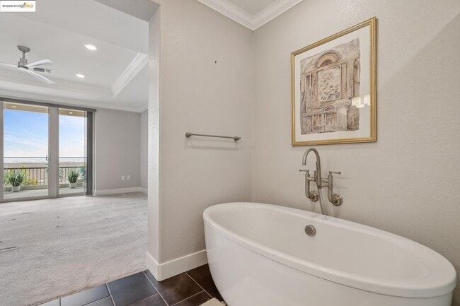Building Photo - 6733 Skyview Dr