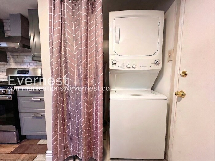 Building Photo - 1985 Ingalls St