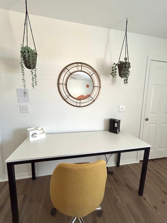 Building Photo - Furnished 3 Bedroom 2 Bathroom Home