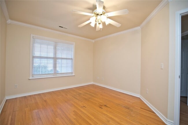 Building Photo - 402 NE Shasta Ct