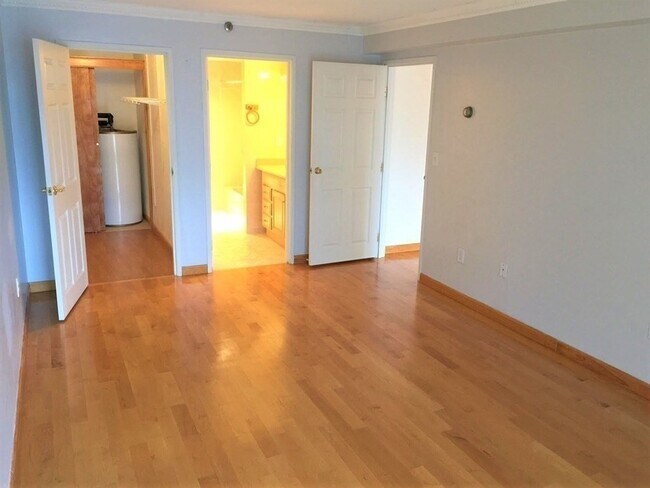 Building Photo - 200 Cove Way