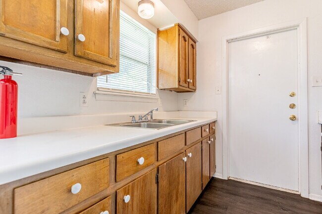 Building Photo - 4910 Tennyson Dr