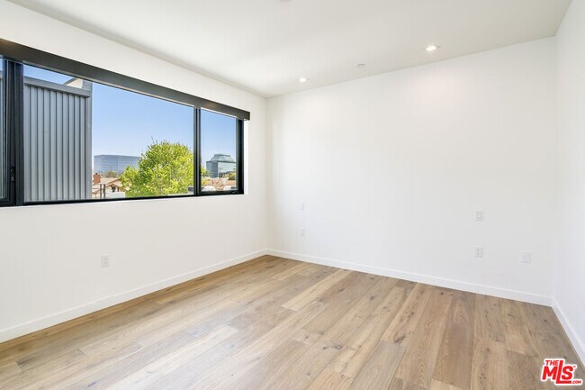 Building Photo - 2017 Barry Ave
