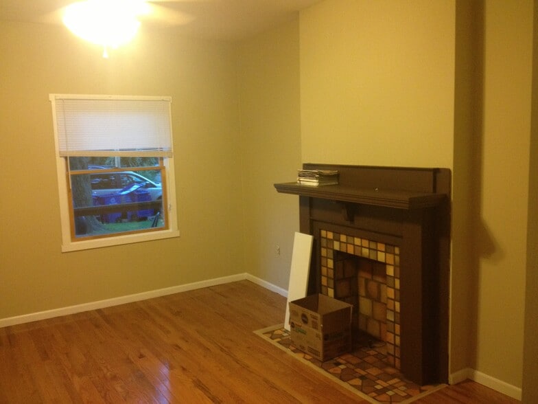 Family Room - 419 E Lane Ave